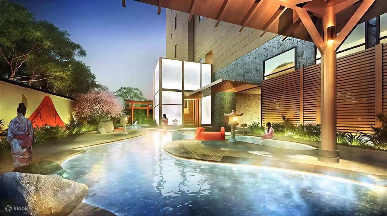 El ambiente general es tranquilo y elegante, con elementos arquitectónicos modernos perfectamente integrados con los paisajes naturales. La estructura de madera se combina con una luz cálida, lo que resulta acogedor y elegante. La piscina de aguas termale